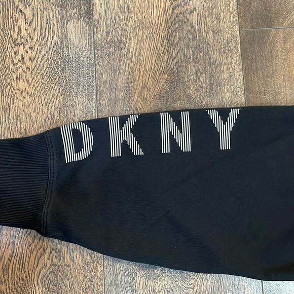 DKNY sport women’s Capri sweatpants, black medium excellent like new condition - Picture 3 of 4